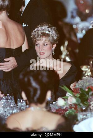 Prinzessin Diana, Prinzessin von Wales, nimmt während ihres offiziellen Besuches in Kanada an einem Galadiner im Royal York Hotel in Toronto Teil. Bild aufgenommen am 27.. Oktober 1991 Stockfoto