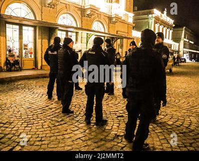 Przemysl, Polen. 5. April 2022. Die Polizei wacht über den Bahnhof Przemysl, wo Tausende Ukrainer nach dem Überqueren der ukrainischen/polnischen Grenze gekommen sind. (Bild: © Amy Katz/ZUMA Press Wire) Stockfoto