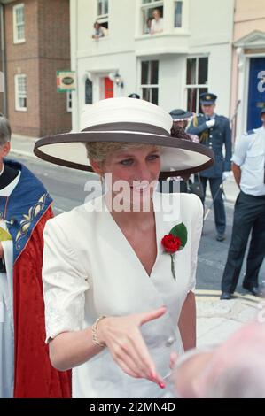 Prinzessin Diana, Prinzessin von Wales, in Portsmouth, feierte die sichere Rückkehr des Royal Hampshire Regiments aus dem Golfkrieg.die Royal Hampshires feierten auch die Schlacht von Minden 1759, in der die Soldaten rote Rosen in ihren Hüten trugen. Als Oberst durfte Diana jedoch betrügen und ihre Rose auf ihrem Kleid tragen. Diana trägt einen schillernden weißen Hut und ein weißes Outfit. Bild aufgenommen am 1.. August 1991 Stockfoto