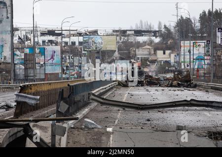 Bucha, Ukraine. 02. April 2022. Zerbrochene Fahrzeuge russischer Besatzer an der Brücke in Bucha, Region Kiew. Fast 300 Zivilisten wurden auf der Straße in Bucha, einer Pendlerstadt außerhalb der Hauptstadt Kiew, getötet, als die meisten Opfer versuchten, den Fluss Buchanka zu überqueren, um das von der Ukraine kontrollierte Gebiet zu erreichen und getötet worden waren. Russland marschierte am 24. Februar 2022 in die Ukraine ein und löste damit den größten militärischen Angriff in Europa seit dem Zweiten Weltkrieg aus (Foto von Mykhaylo Palinchak/SOPA Images/Sipa USA) Quelle: SIPA USA/Alamy Live News Stockfoto