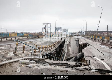 Bucha, Ukraine. 02. April 2022. Die Brücke wurde durch die Bombardierung der Autobahn in Bucha, Region Kiew, zerstört. Fast 300 Zivilisten wurden auf der Straße in Bucha, einer Pendlerstadt außerhalb der Hauptstadt Kiew, getötet, als die meisten Opfer versuchten, den Fluss Buchanka zu überqueren, um das von der Ukraine kontrollierte Gebiet zu erreichen und getötet worden waren. Russland marschierte am 24. Februar 2022 in die Ukraine ein und löste damit den größten militärischen Angriff in Europa seit dem Zweiten Weltkrieg aus Kredit: SOPA Images Limited/Alamy Live Nachrichten Stockfoto