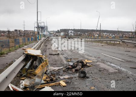 Bucha, Ukraine. 02. April 2022. Ein toter Zivilist, der auf einer Autobahn in Bucha, Region Kiew, gesehen wurde. Fast 300 Zivilisten wurden auf der Straße in Bucha, einer Pendlerstadt außerhalb der Hauptstadt Kiew, getötet, als die meisten Opfer versuchten, den Fluss Buchanka zu überqueren, um das von der Ukraine kontrollierte Gebiet zu erreichen und getötet worden waren. Russland marschierte am 24. Februar 2022 in die Ukraine ein und löste damit den größten militärischen Angriff in Europa seit dem Zweiten Weltkrieg aus Kredit: SOPA Images Limited/Alamy Live Nachrichten Stockfoto