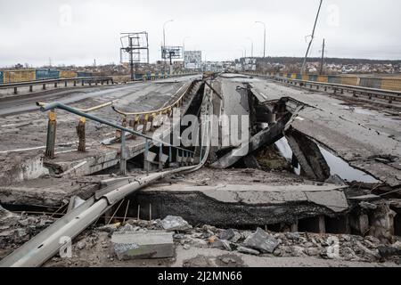 Bucha, Ukraine. 02. April 2022. Die Brücke wurde durch die Bombardierung der Autobahn in Bucha, Region Kiew, zerstört. Fast 300 Zivilisten wurden auf der Straße in Bucha, einer Pendlerstadt außerhalb der Hauptstadt Kiew, getötet, als die meisten Opfer versuchten, den Fluss Buchanka zu überqueren, um das von der Ukraine kontrollierte Gebiet zu erreichen und getötet worden waren. Russland marschierte am 24. Februar 2022 in die Ukraine ein und löste damit den größten militärischen Angriff in Europa seit dem Zweiten Weltkrieg aus Kredit: SOPA Images Limited/Alamy Live Nachrichten Stockfoto