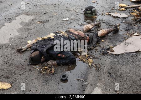 Bucha, Ukraine. 02. April 2022. Ein toter Zivilist, der auf einer Autobahn in Bucha, Region Kiew, gesehen wurde. Fast 300 Zivilisten wurden auf der Straße in Bucha, einer Pendlerstadt außerhalb der Hauptstadt Kiew, getötet, als die meisten Opfer versuchten, den Fluss Buchanka zu überqueren, um das von der Ukraine kontrollierte Gebiet zu erreichen und getötet worden waren. Russland marschierte am 24. Februar 2022 in die Ukraine ein und löste damit den größten militärischen Angriff in Europa seit dem Zweiten Weltkrieg aus (Foto von Mykhaylo Palinchak/SOPA Images/Sipa USA) Quelle: SIPA USA/Alamy Live News Stockfoto