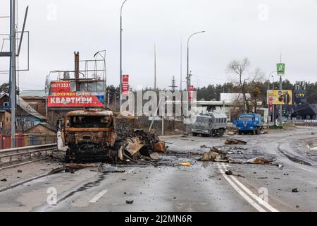 Bucha, Ukraine. 02. April 2022. Zerbrochene Fahrzeuge russischer Besatzer auf einer Autobahn in Bucha, Region Kiew. Fast 300 Zivilisten wurden auf der Straße in Bucha, einer Pendlerstadt außerhalb der Hauptstadt Kiew, getötet, als die meisten Opfer versuchten, den Fluss Buchanka zu überqueren, um das von der Ukraine kontrollierte Gebiet zu erreichen und getötet worden waren. Russland marschierte am 24. Februar 2022 in die Ukraine ein und löste damit den größten militärischen Angriff in Europa seit dem Zweiten Weltkrieg aus Kredit: SOPA Images Limited/Alamy Live Nachrichten Stockfoto