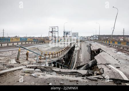 Bucha, Ukraine. 02. April 2022. Die Brücke wurde durch die Bombardierung der Autobahn in Bucha, Region Kiew, zerstört. Fast 300 Zivilisten wurden auf der Straße in Bucha, einer Pendlerstadt außerhalb der Hauptstadt Kiew, getötet, als die meisten Opfer versuchten, den Fluss Buchanka zu überqueren, um das von der Ukraine kontrollierte Gebiet zu erreichen und getötet worden waren. Russland marschierte am 24. Februar 2022 in die Ukraine ein und löste damit den größten militärischen Angriff in Europa seit dem Zweiten Weltkrieg aus (Foto von Mykhaylo Palinchak/SOPA Images/Sipa USA) Quelle: SIPA USA/Alamy Live News Stockfoto