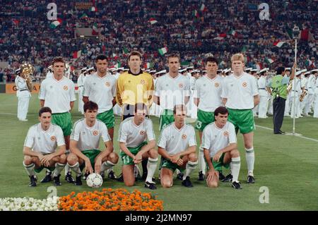 WM-Viertelfinale 1990 im Stadio Olimpico in Rom, Italien. Republik Irland 0 gegen Italien 1. Die irische Mannschaft steht vor dem Start des Spiels an. Sie sind hinten von links nach rechts: Kevin Moran, Paul McGrath, Torwart Pat Bonner, Mick McCarthy, Andy Townshend und Steve Staunton. Erste Reihe: John Aldridge, Niall Quinn, Kevin Sheedy, Chris Morris und Ray Houghton. 30.. Juni 1990. Stockfoto