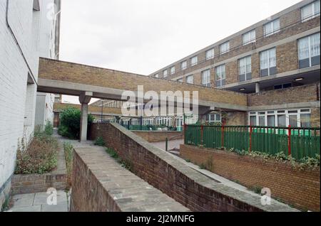 Allgemeine Ansichten des Southwyck House Housing Estate aka Barrier Block, auf dem Somerleyton Estate in Brixton, London. 31.. Oktober 1991. Stockfoto