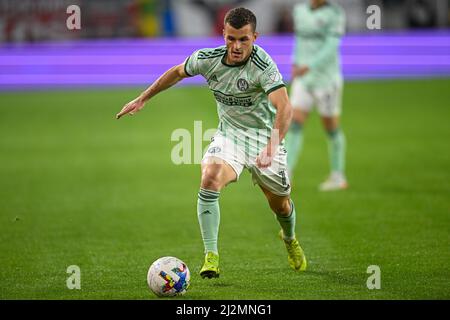 Washington, DC, USA. 2. April 2022. Der Atlanta United Verteidiger Brooks Lennon (11) dribbelt den Ball während des MLS-Spiels zwischen den Atlanta United und den DC United im Audi-Feld in Washington, DC. Reggie Hildred/CSM/Alamy Live News Stockfoto