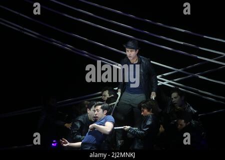 4/2/22 Paper Mill Playhouse, Millburn, NJ Joey McIntyre von New Kids on the Block, Mike Wartella, Christy Altomare (der Dions Frau spielt) während der Weltpremiere von The Wanderer, Das neue Broadway-Band basiert auf dem Leben und der Musik der Rock and Roll Hall of Famer Dion DiMucci Photo by John Barrett/PHOTOlink/MediaPunch Stockfoto