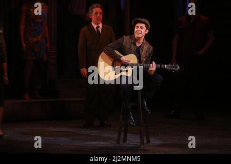 4/2/22 Paper Mill Playhouse, Millburn, NJ Joey McIntyre von New Kids on the Block, Mike Wartella, Christy Altomare (der Dions Frau spielt) während der Weltpremiere von The Wanderer, Das neue Broadway-Band basiert auf dem Leben und der Musik der Rock and Roll Hall of Famer Dion DiMucci Photo by John Barrett/PHOTOlink/MediaPunch Stockfoto