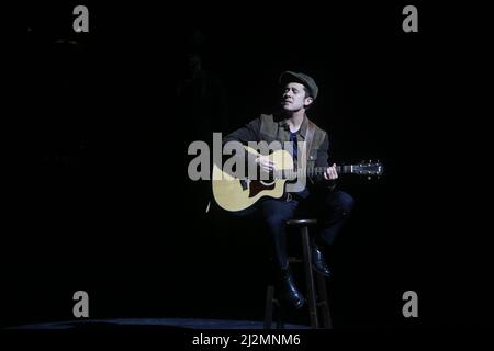 4/2/22 Paper Mill Playhouse, Millburn, NJ Joey McIntyre von New Kids on the Block, Mike Wartella, Christy Altomare (der Dions Frau spielt) während der Weltpremiere von The Wanderer, Das neue Broadway-Band basiert auf dem Leben und der Musik der Rock and Roll Hall of Famer Dion DiMucci Photo by John Barrett/PHOTOlink/MediaPunch Stockfoto