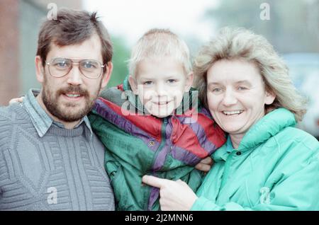 Bradley Gibson (damals fünf Jahre alt) überlebte einen Mordversuch von Angel of Death Beverley Allitt, Krankenschwester auf der Kinderabteilung im Grantham and Kesteven Hospital, Lincolnshire, 21.. November 1991. Bradley Gibson wurde wegen einer Lungenentzündung auf die Station eingeliefert, er erlitt am 21.. März 1991 zwei Herzstillstände aufgrund von Allitt, der Insulin-Überdosen verabreichte, bevor er in ein anderes Krankenhaus gebracht wurde, wo er sich erholte. Stockfoto