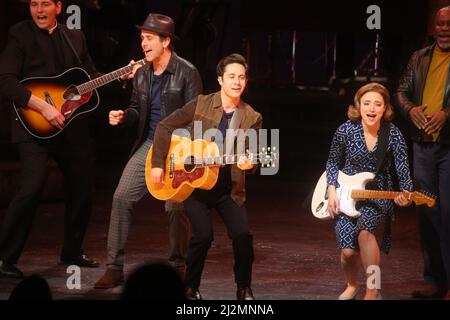 4/2/22 Paper Mill Playhouse, Millburn, NJ Joey McIntyre von New Kids on the Block, Mike Wartella, Christy Altomare (der Dions Frau spielt) während der Weltpremiere von The Wanderer, Das neue Broadway-Band basiert auf dem Leben und der Musik der Rock and Roll Hall of Famer Dion DiMucci Photo by John Barrett/PHOTOlink/MediaPunch Stockfoto
