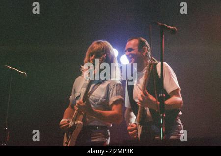 Status Quo im Konzert im NEC in Birmingham, 11.. Dezember 1990. Unser Bild Zeigt ... Rick Parfitt und Francis Rossi Stockfoto