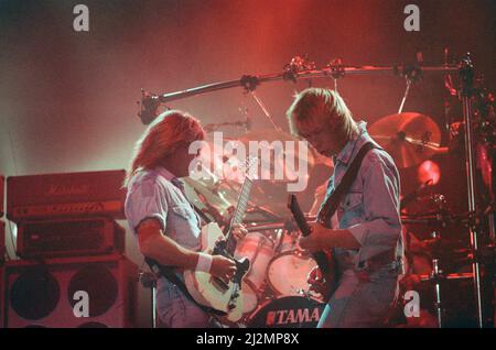 Status Quo im Konzert im NEC in Birmingham, 11.. Dezember 1990. Unser Bild Zeigt ... Rick Parfitt und John Edwards Stockfoto