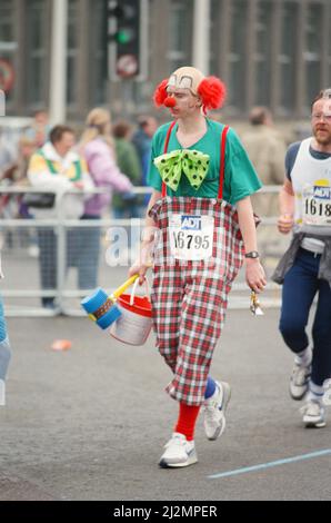 Der London Marathon - 1990Runners führt durch und um die Tower Bridge Gegend. Lauf Funnies. Ein Läufer als Clown gekleidet Bild aufgenommen am 22.. April 1990 Stockfoto
