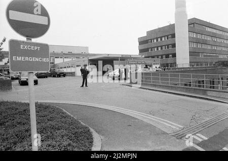 Royal Berkshire Hospital, 3.. Juni 1991. Prinz William wurde bei einem Unfall in Ludgrove, einer Vorbereitungsschule in der Grafschaft von Bergen, verletzt, an die er als Grenze gegangen ist, als er acht Jahre alt war. Die Verletzung war schwer. William wurde von einem Golfclub, der von einem Freund geführt wurde, mit einem Schlag auf den Kopf getroffen und war für Tests im Royal Berkshire Hospital eingeliefert worden. Unser Bild zeigt das Royal Berkshire Hospital mit starker Polizeipräsenz. Stockfoto