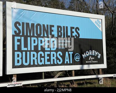 Reeds Beach, Usa. 02. April 2022. Eine irreführende Plakatwand, um Moreys Pier in Wildwood zu bewerben, behauptet, dass Simone Biles auf einer Plakatwand in der South Bound RT umdrehte, als Leute Burger an Moreys Samstag, dem 02. April 2022 aßen. 47 in Reeds Beach, New Jersey. Ein anderer behauptet, dass will Smith in Philly mit einem Mann aufgewachsen ist, der seinen ersten Sommerjob im Vergnügungspark arbeitete. Beide Zeichen sind ein Wortspiel mit prominenten Namen, um ihre Geschäfte zu fördern. ( Kredit: William Thomas Cain/Alamy Live News Stockfoto