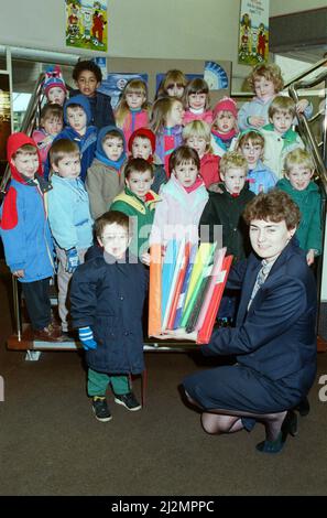 Luke Walker, von der Martsden Nursery School, wird mit Klassenkameraden gesehen, die W H Smith¿ Geschäft in Huddersfield besucht haben, wobei die stellvertretende Geschäftsführerin Frau Alison Ledger ein anderes farbliches Papier zeigte. Der Besuch war Teil¿neuesten Themenprojekts der Schüler auf Papier. Sie haben sich Zeitungen, verschiedene Papiersorten und die Verwendung von Papier angesehen. Sie haben Modelle hergestellt und in ihrer kreativen Arbeit anderes Papier verwendet. Bei Smith¿ wurde ihnen die Palette der im Handel angebotenen Papierprodukte gezeigt. 4.. Februar 1991. Stockfoto