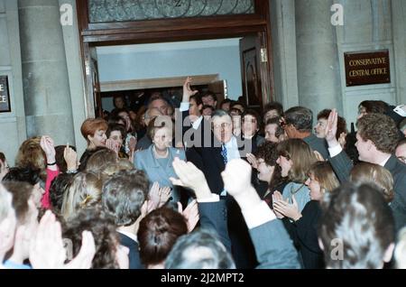 Premierministerin Margaret Thatcher und Kenneth Baker im konservativen Hauptquartier, Smith Square, nachdem sie John Major im Kampf um die Parteiführung unterstützt hatten. 26.. November 1990. Stockfoto