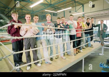 Stockton Boys Club haben ihren längsten Kampf gewonnen ... der mehr als 20 Jahre gedauert hat. Dank der Bemühungen der Auszubildenden von Redpath Offshore haben die Jungs endlich einen eigenen Boxring bekommen. 26.. Juli 1991. Sie bauten den Ring bei der North Eastern Engineering Training Association in Portrack, was die Frustration des Boys Club-Führers Chris Bailes zu Ende brachte. „Wir haben zwei Jahrzehnte lang Kredite aufgenommen und Einstellungen eingestellt. Es ist fantastisch, endlich einen eigenen Ring zu haben.“ Unser Bild zeigt Jungs, die den Ring gebaut haben. Stockfoto