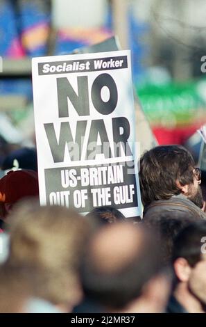 Nur ein Plakat in einem Meer von Plakaten während der Stop the war Demonstration, wenn es den Green Park in London passiert. 21.. Januar 1991 Stockfoto