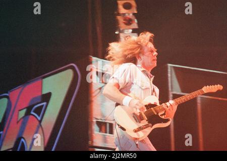 Status Quo im Konzert im NEC in Birmingham, 11.. Dezember 1990. Unser Bild Zeigt ... Rick Parfitt Stockfoto