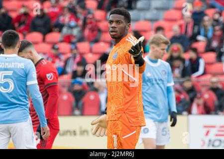 Toronto, Kanada. 02. April 2022. Sean Johnson (1) reagiert während des MLS-Spiels zwischen dem FC Toronto und dem FC New York City auf dem BMO-Feld. Das Spiel endete 2-1 für den FC Toronto. Kredit: SOPA Images Limited/Alamy Live Nachrichten Stockfoto