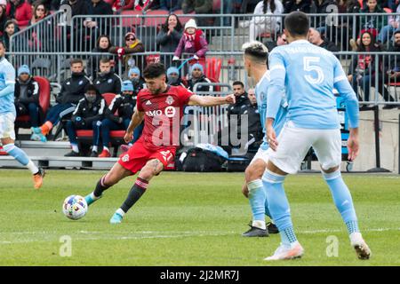 Toronto, Kanada. 02. April 2022. Jonathan Osorio (21) in Aktion während des MLS-Spiels zwischen dem FC Toronto und dem FC New York City auf dem BMO Field. Das Spiel endete 2-1 für den FC Toronto. Kredit: SOPA Images Limited/Alamy Live Nachrichten Stockfoto