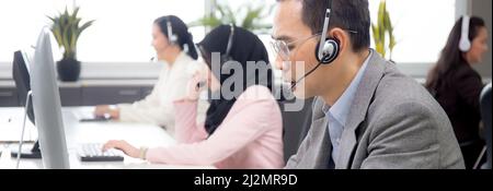 Kundenservice mit freundlichen, Mann und Frau Call-Center und Betreiber für Support-Client, Gruppe von Business-Team mit Unterstützung und Berater, advi Stockfoto