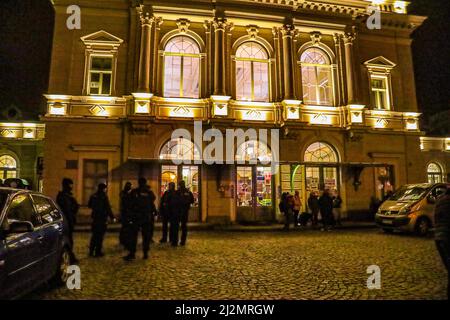 Przemysl, Polen. 5. April 2022. Die Polizei wacht über den Bahnhof Przemysl, wo Tausende Ukrainer nach dem Überqueren der ukrainischen/polnischen Grenze gekommen sind. (Bild: © Amy Katz/ZUMA Press Wire) Stockfoto