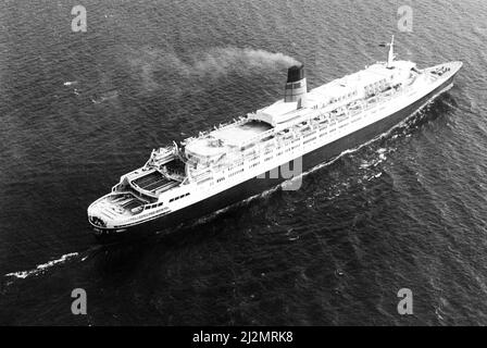 Queen Elizabeth 2, Ozeandampfer, gebaut für die Cunard Line, die von Cunard sowohl als transatlantischer Linienschiff als auch als Kreuzschiff von 1969 bis 2008 betrieben wurde. Im Bild die Verkäufe von Liverpool im Jahr QE2 bei einem Besuch in der Stadt. Merseyside, 24.. Juli 1990. Stockfoto