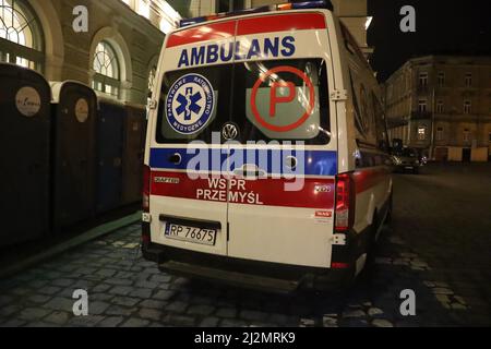 Przemysl, Polen. 5. April 2022. Ambulans (Polin für Ambulanz) vor dem Bahnhof Przemysl, falls die ukrainischen Flüchtlinge Hilfe benötigen. (Bild: © Amy Katz/ZUMA Press Wire) Stockfoto