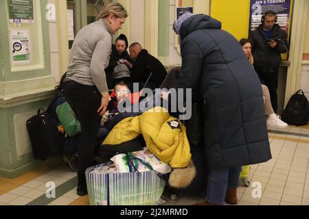 Przemysl, Polen. 5. April 2022. Eine ukrainische Mutter und ihr Kind sowie eine ältere Mutter am Bahnhof Przemysl, nachdem sie die ukrainische/polnische Grenze überquert haben: Sie haben viel Gepäck. (Bild: © Amy Katz/ZUMA Press Wire) Stockfoto