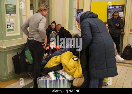 Przemysl, Polen. 5. April 2022. Eine ukrainische Mutter und ihr Kind sowie eine ältere Mutter am Bahnhof Przemysl, nachdem sie die ukrainische/polnische Grenze überquert haben: Sie haben viel Gepäck. (Bild: © Amy Katz/ZUMA Press Wire) Stockfoto