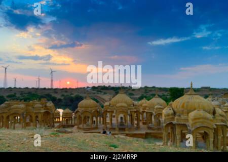 Verschwommenes Bild des schönen Sonnenuntergangs bei Bada Bagh oder Barabagh, bedeutet Big Garden, ist ein Gartenkomplex in Jaisalmer, Rajasthan, Indien, Royal cenotaphs. Stockfoto