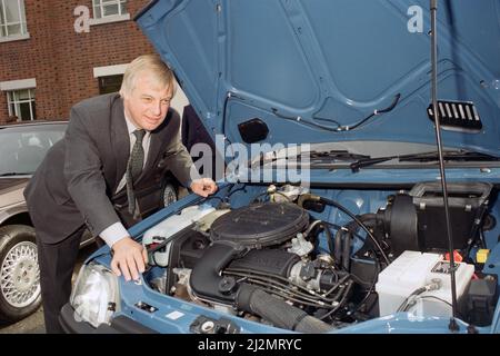 Der Umweltminister Chris Patten besucht das Rover Werk in Longbridge, Birmingham. 1.. Oktober 1990. Stockfoto