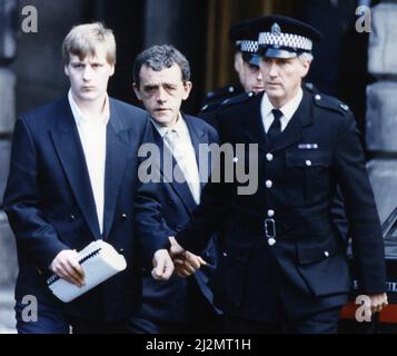 Das Feuer auf der Maisonette in West Granton Crescent, Edinburgh (20.. Mai 1991) tötete Großmutter May McGregor und ihre Enkel Karen, fünf, und Kirsty Lawrie, vier. Unser Bild zeigt ... angeklagt, Vater & Sohn, Alex Birrell Junior und Senior bei Mordprozess, High Court, Edinburgh, Oktober 1991. Tragischerweise hätten die beiden kleinen Mädchen in dieser Nacht überhaupt nicht bei ihrer Oma sein sollen. Aber ihre Mutter, Frau Beryl Lawrie, eine Hilfskräfte, hatte sich bereit erklärt, wegen Personalmangel in einem Altersheim eine zusätzliche Schicht zu arbeiten. Alex Birrell wurde wegen einer Empfehlung, bei der er dienen sollte, lebenslang eingesperrt Stockfoto