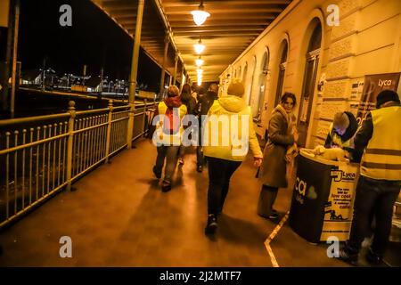 Przemysl, Polen. 5. April 2022. Ukrainische Flüchtlinge fahren zu den Zügen am Bahnhof Przemysl und ihrer neuen Heimat in Polen, Europa und vielen anderen Ländern. (Bild: © Amy Katz/ZUMA Press Wire) Stockfoto