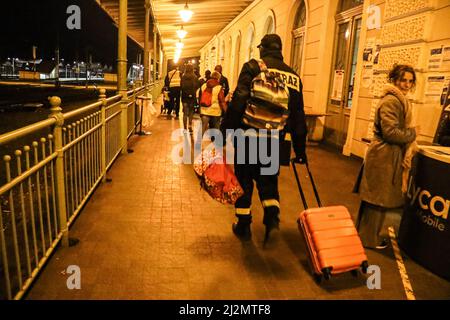 Przemysl, Polen. 5. April 2022. Ukrainische Flüchtlinge fahren zu den Zügen am Bahnhof Przemysl und ihrer neuen Heimat in Polen, Europa und vielen anderen Ländern. (Bild: © Amy Katz/ZUMA Press Wire) Stockfoto