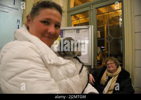 Przemysl, Polen. 5. April 2022. Eine ukrainische Flüchtlinge und ihre Katze sprechen mit anderen Ukrainern, die mit ihnen auf der Przemysl Station nahe der ukrainisch-polnischen Grenze reisen. (Bild: © Amy Katz/ZUMA Press Wire) Stockfoto