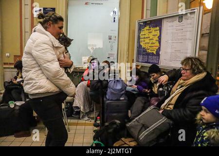 Przemysl, Polen. 5. April 2022. Eine ukrainische Flüchtlinge und ihre Katze sprechen mit anderen Ukrainern, die mit ihnen auf der Przemysl Station nahe der ukrainisch-polnischen Grenze reisen. (Bild: © Amy Katz/ZUMA Press Wire) Stockfoto