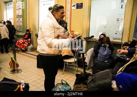 Przemysl, Polen. 5. April 2022. Eine ukrainische Flüchtlinge und ihre Katze sprechen mit anderen Ukrainern, die mit ihnen auf der Przemysl Station nahe der ukrainisch-polnischen Grenze reisen. (Bild: © Amy Katz/ZUMA Press Wire) Stockfoto