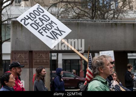 Seattle, USA. 26 März 2022. Die Kundgebung „Marsch für Freiheit“ lehnt Covid-Mandate ab, um in der Innenstadt zu protestieren. Stockfoto