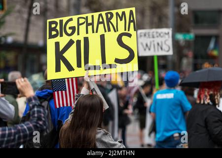 Seattle, USA. 26 März 2022. Die Kundgebung „Marsch für Freiheit“ lehnt Covid-Mandate ab, um in der Innenstadt zu protestieren. Stockfoto