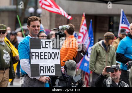 Seattle, USA. 26 März 2022. Die Kundgebung „Marsch für Freiheit“ lehnt Covid-Mandate ab, um in der Innenstadt zu protestieren. Stockfoto