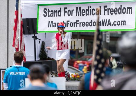 Seattle, USA. 26 März 2022. Die Kundgebung „Marsch für Freiheit“ lehnt Covid-Mandate ab, um in der Innenstadt zu protestieren. Stockfoto