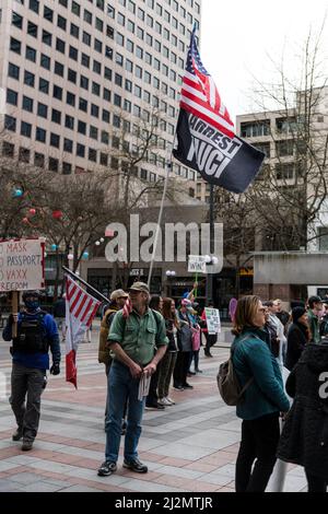 Seattle, USA. 26 März 2022. Die Kundgebung „Marsch für Freiheit“ lehnt Covid-Mandate ab, um in der Innenstadt zu protestieren. Stockfoto