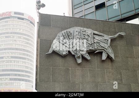 Gesamtansicht des Einkaufszentrums Bull Ring in Birmingham, mit einer der Stierskulpturen an der Außenseite des Gebäudes. 2.. Dezember 1991. Stockfoto